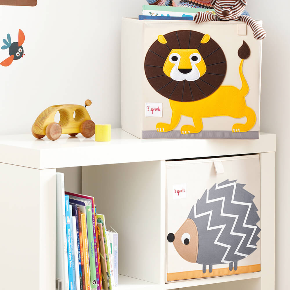 Chambre enfant avec un bac de rangement de la marque 3 Sprouts Lion