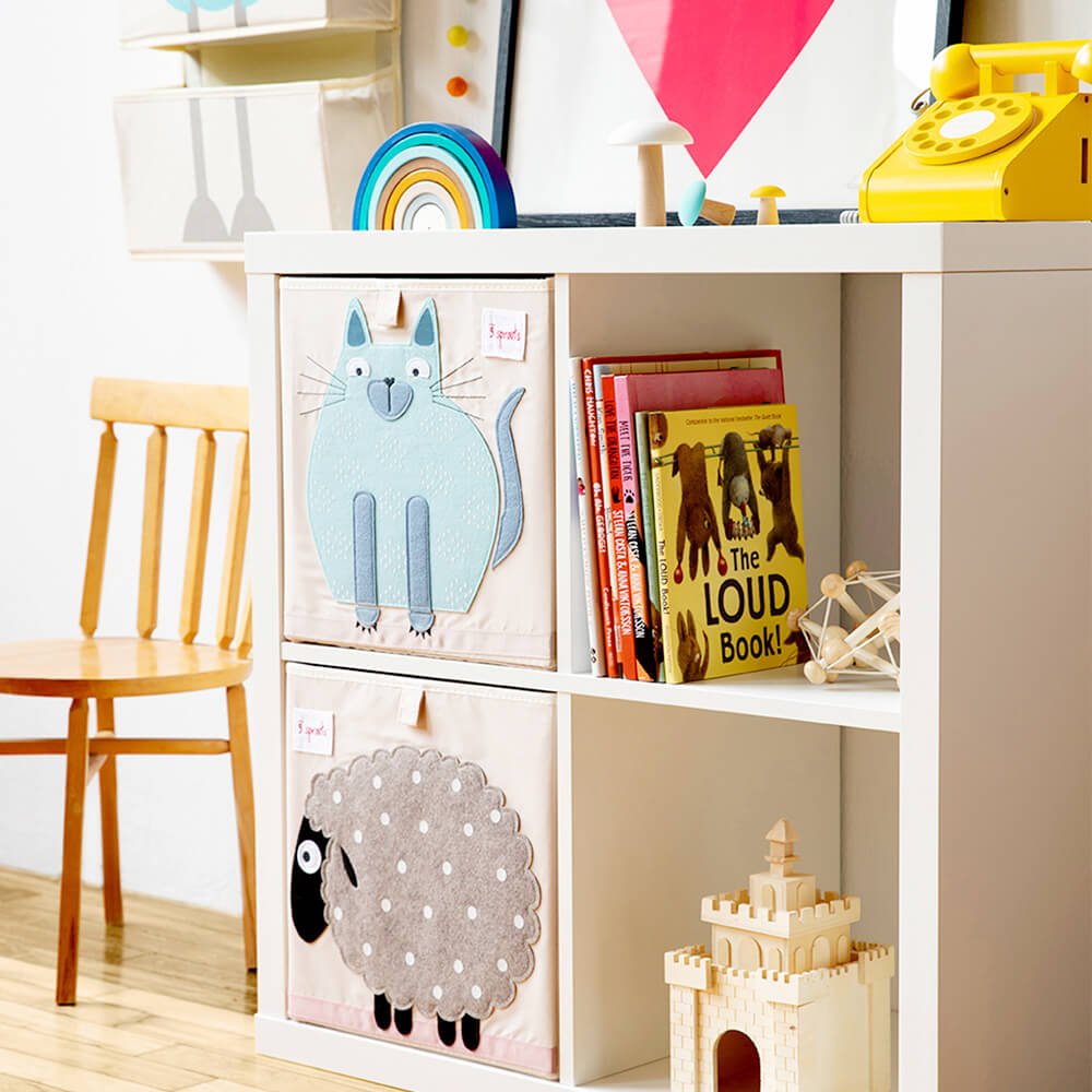 Chambre enfant avec un bac de rangement de la marque 3 Sprouts Chat