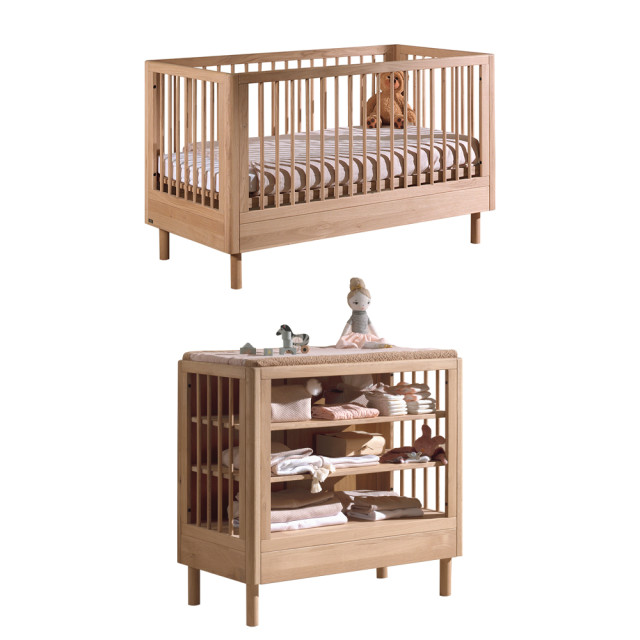 Chambre bébé en chêne foncé Forrest avec lit 70x140 et meuble à langer Jaxx, bois durable, disponible chez le Jurassien.