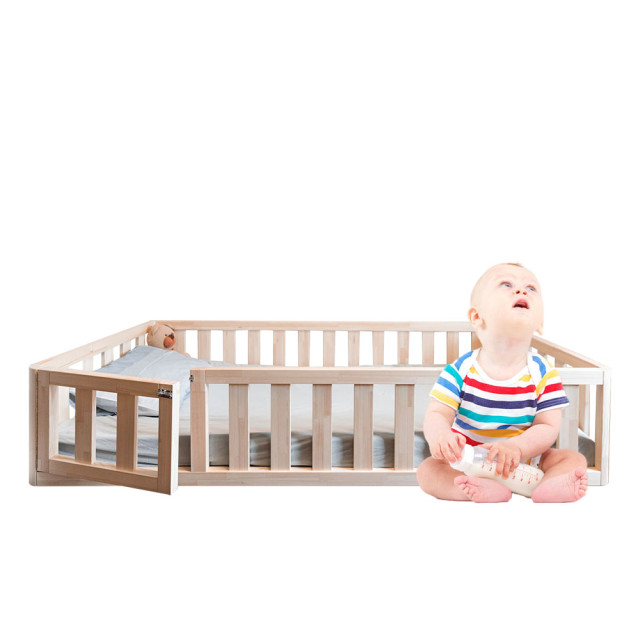 Lit au sol bébé Cosy 70x140 avec porte et coins arrondis, en bois massif certifié FSC, fabriqué en Europe. Sommier inclus, idéale pour les enfants de 2 ans et plus. Design scandinave, sécurité et confort assurés.