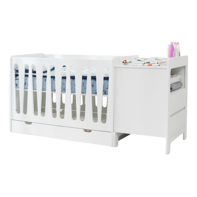 Lit bébé combiné évolutif Moon 60x120 blanc avec tiroir, de la marque Pinio, fabriqué en Europe.