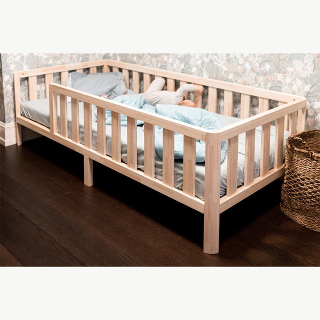 Lit à hauteur réduite Cocon 70x140 avec barrières protectrices, parfait pour la sécurité de votre enfant. Fabriqué en bois massif, sommier inclus.