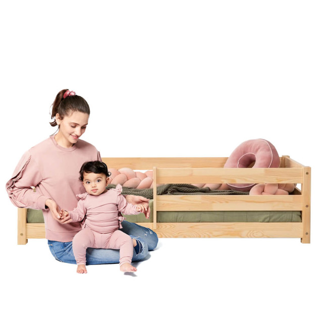 Un lit enfant double Montessori, avec une barrière de sécurité tout autour du couchage, spécialement conçu pour des matelas de largeurs allant de 120 à 140 cm et de longueurs de 190 à 200 cm. Fabriqué en pin par les ateliers Adeko, selon le modèle CPD.