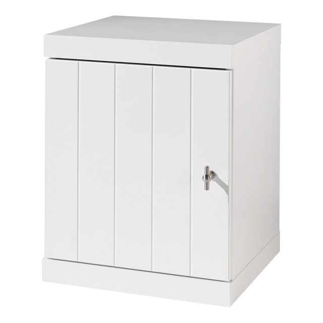 Table de chevet enfant blanc Baba en pin massif et MDF avec porte striée, design robuste et style caisse à trésor