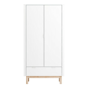 Armoire Miloo de Pinio 2 portes avec une finition blanche et bois naturel. Cette armoire dispose d'un tiroir de rangement.