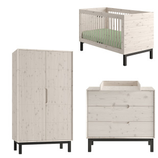 Cet ensemble de mobilier est conçu pour aménager une chambre de bébé. Le pack inclut un lit bébé évolutif, une commode équipée d'un plan à langer amovible, et une armoire à penderie avec deux portes. Cette chambre pour bébé est réalisée en pin massif et e