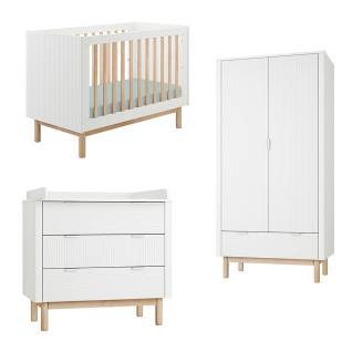 Ensemble chambre bébé complète avec lit bébé à barreaux 60x120 accompagné d'une commode à langer et d'une armoire 2 porte. Cette chambre bébé blanche et bois de la gamme Miloo vous est proposé par la marque Pinio.