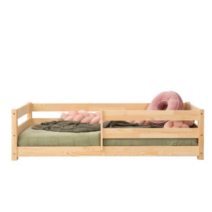 Un lit enfant de basse hauteur, spécialement pensé pour accueillir un matelas enfant de 90x190 ou plus, fabriqué en bois de pin par les ateliers Adeko, selon le modèle CPD.