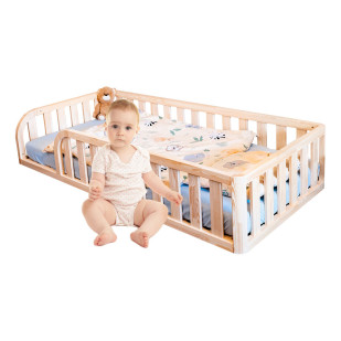 Balise alt : "Lit Montessori avec barrière arrondie Rêvéo 70x140 en bois blanc et naturel, fabriqué artisanalement en Europe, sécurité optimale pour enfant, offre avec sommier inclus et option peinture personnalisée