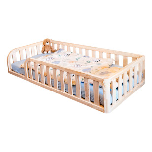 Balise alt : "Lit enfant au sol avec barrière arrondie Rêvéo 90x190 ou 90x200 en bois blanc et naturel, fabriqué en Europe par Mandrel, avec sommier inclus et option de peinture personnalisée.