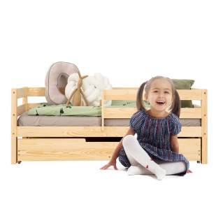 Un lit de transition pour jeune enfant avec barrière de sécurité et tiroir de rangement, conçu spécialement pour accueillir un matelas enfant de 80x160 et plus, fabriqué en bois de pin FSC par les ateliers Adeko, sous le modèle CPD.