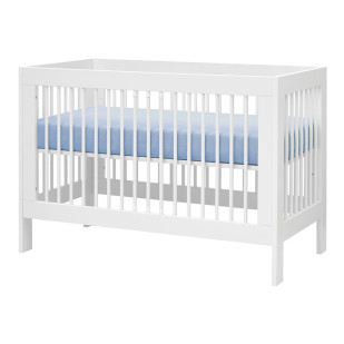 Lit bébé à barreaux évolutif 60x120 avec sommier réglable blanc en MDF et bois massif, style classique, de marque Pinio chez Jurassien.