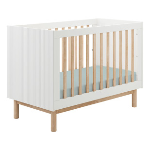 Lit bébé à barreaux en bois et finition blanc Miloo de la marque Pinio. Taille de couchage pour matelas bébé 60x120 cm.