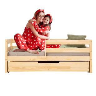 Un lit enfant 2 places, doté d'une barrière de sécurité tout autour et d'un tiroir de rangement, spécifiquement conçu pour accueillir un matelas de 120 et 140 de large et de 190 et 200 de long. Fabriqué en pin par les ateliers Adeko, suivant le modèle CPD