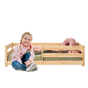 Un lit bas Montessori spécialement conçu pour accueillir un matelas enfant de 80x160 ou plus, fabriqué en bois de pin par les ateliers Adeko, sous le modèle CPD.