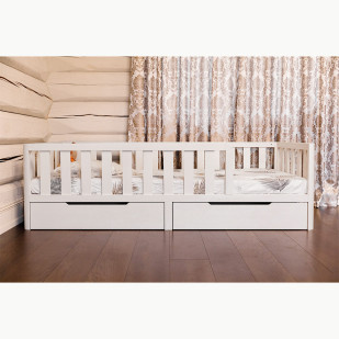 Lit de transition avec barrière protectrice et 2 tiroirs intégrés Nino 90x190 ou 90x200, fabriqué artisanalement en Europe, avec sommier inclus. Disponible en blanc et bois naturel. Garantie de 2 ans.