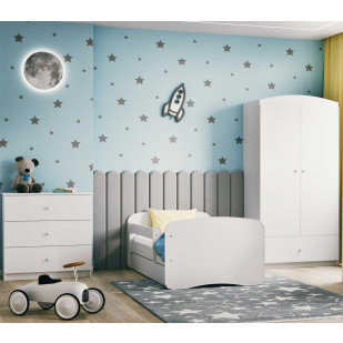 Pack chambre complète enfant Babydreams blanc, mobilier élégant et sécurisé pour enfants, comprenant un lit avec barrière, une commode et une armoire. Design classique et durable, idéal pour un espace de sommeil paisible.