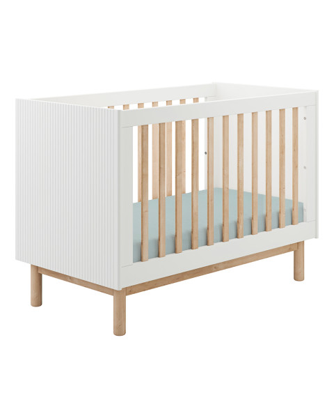 Lit bébé à barreaux en bois et finition blanc Miloo de la marque Pinio. Taille de couchage pour matelas bébé 60x120 cm.