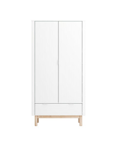 Armoire Miloo de Pinio 2 portes avec une finition blanche et bois naturel. Cette armoire dispose d'un tiroir de rangement.