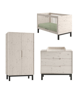 Cet ensemble de mobilier est conçu pour aménager une chambre de bébé. Le pack inclut un lit bébé évolutif, une commode équipée d'un plan à langer amovible, et une armoire à penderie avec deux portes. Cette chambre pour bébé est réalisée en pin massif et e