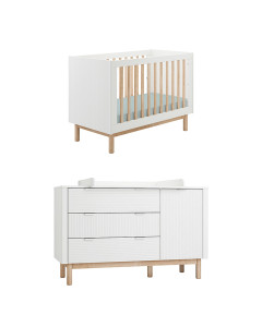 Pack lit bébé 60x120 avec large commode à langer Miloo. Mobilier Pinio avec une finition bois massif naturel et blanc.