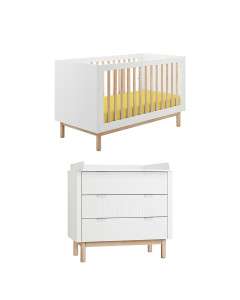 Pack lit bébé évolutif 70x140 et d'une commode à langer bébé de la gamme Miloo. Mobilier pour chambre bébé Pinio au fini bois massif et blanc.