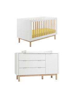 Ensemble chambre bébé avec un lit bébé évolutif 70x140 et une large commode à langer, elle aussi, évolutive. Ce mobilier de puériculture bois et blanc est issu de la gamme Miloo de Pinio.