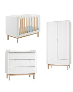 Ensemble chambre bébé complète avec lit bébé à barreaux 60x120 accompagné d'une commode à langer et d'une armoire 2 porte. Cette chambre bébé blanche et bois de la gamme Miloo vous est proposé par la marque Pinio.