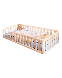 Balise alt : "Lit enfant au sol avec barrière arrondie Rêvéo 90x190 ou 90x200 en bois blanc et naturel, fabriqué en Europe par Mandrel, avec sommier inclus et option de peinture personnalisée.