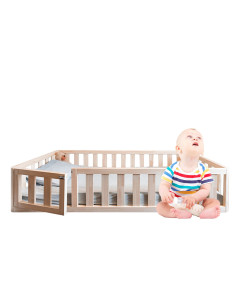 Lit au sol bébé Cosy 70x140 avec porte et coins arrondis, en bois massif certifié FSC, fabriqué en Europe. Sommier inclus, idéale pour les enfants de 2 ans et plus. Design scandinave, sécurité et confort assurés.