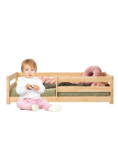 Lit Montessori au sol pour tout-petit compatible avec un matelas enfant 70x140. Fabriqué en bois de pin par lmes ateliers Adeko.  Modèle CPD.