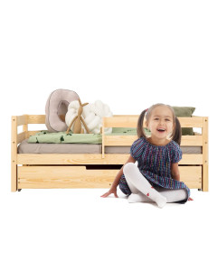 Un lit de transition pour jeune enfant avec barrière de sécurité et tiroir de rangement, conçu spécialement pour accueillir un matelas enfant de 80x160 et plus, fabriqué en bois de pin FSC par les ateliers Adeko, sous le modèle CPD.