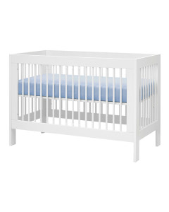 Lit bébé à barreaux évolutif 60x120 avec sommier réglable blanc en MDF et bois massif, style classique, de marque Pinio chez Jurassien.