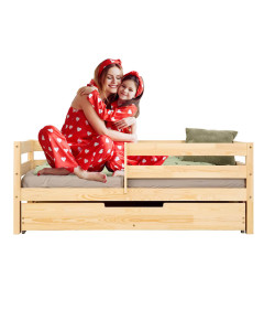 Un lit enfant 2 places, doté d'une barrière de sécurité tout autour et d'un tiroir de rangement, spécifiquement conçu pour accueillir un matelas de 120 et 140 de large et de 190 et 200 de long. Fabriqué en pin par les ateliers Adeko, suivant le modèle CPD