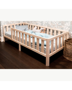 Lit à hauteur réduite Cocon 70x140 avec barrières protectrices, parfait pour la sécurité de votre enfant. Fabriqué en bois massif, sommier inclus.