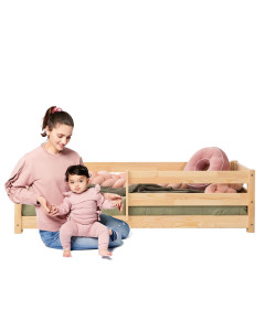 Un lit enfant double Montessori, avec une barrière de sécurité tout autour du couchage, spécialement conçu pour des matelas de largeurs allant de 120 à 140 cm et de longueurs de 190 à 200 cm. Fabriqué en pin par les ateliers Adeko, selon le modèle CPD.