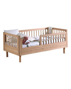 Lit de transition en bois de chêne foncé Forrest 70x140 cm, Jaxx, disponible chez le Jurassien. Parfait pour un jeune enfant de 2 à 5 ans.