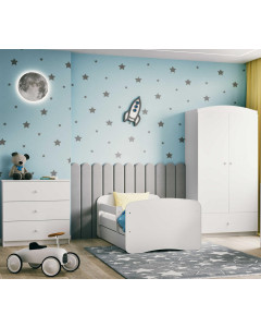 Pack chambre complète enfant Babydreams blanc, mobilier élégant et sécurisé pour enfants, comprenant un lit avec barrière, une commode et une armoire. Design classique et durable, idéal pour un espace de sommeil paisible.