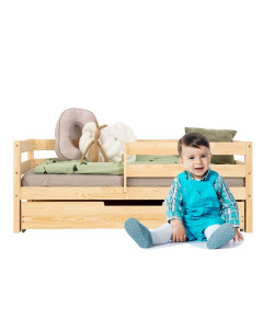 Un lit de transition pour jeune enfant avec barrière et tiroir, conçu spécialement pour accueillir un matelas bébé de 70x140, fabriqué en bois de pin par Adeko, sous le modèle CPD.