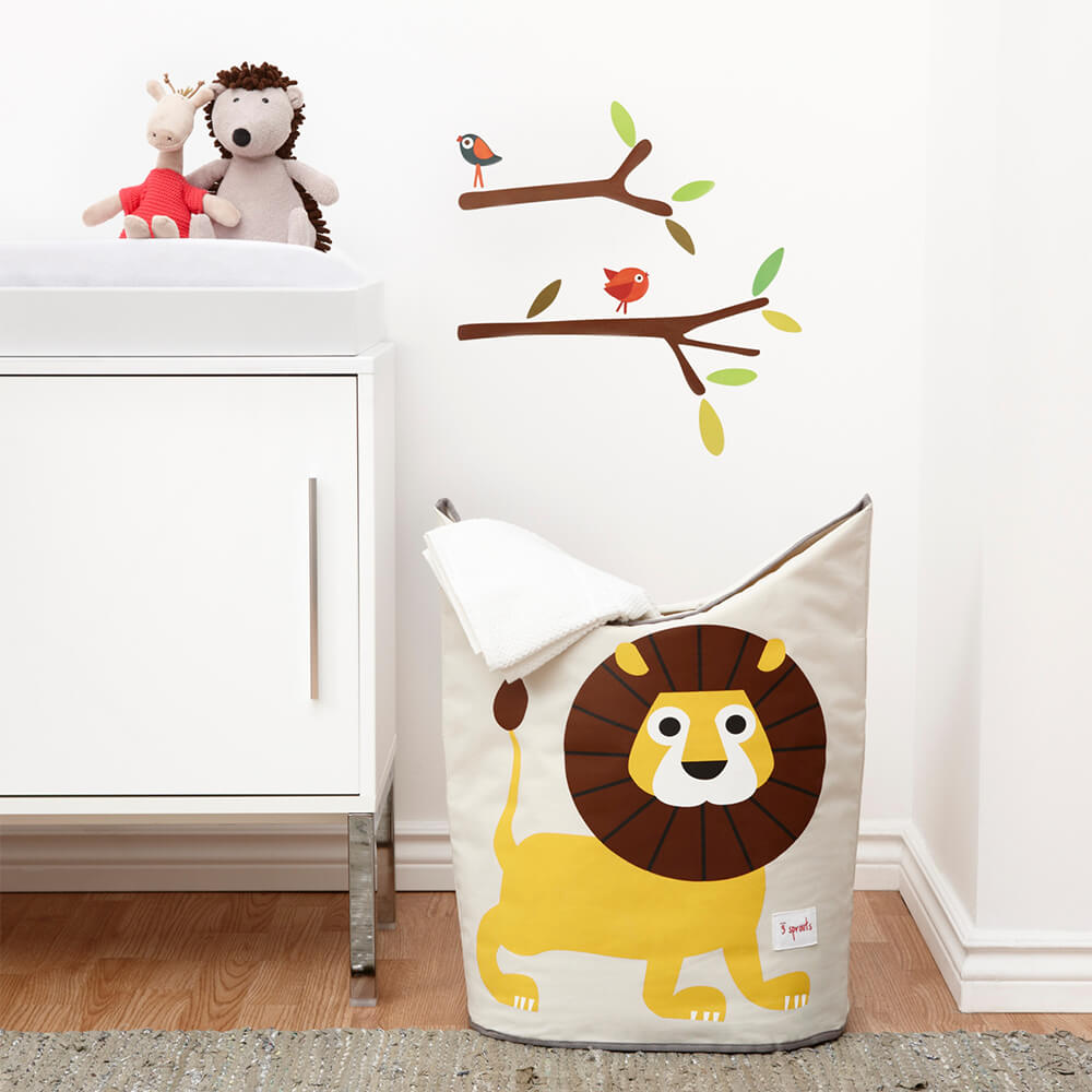 Chambre enfant avec un panier à linge Lion de la marque 3 Sprouts