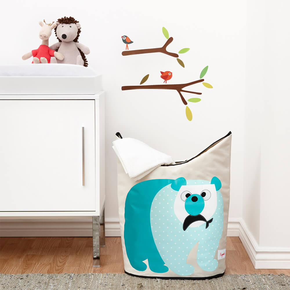 Chambre enfant avec un panier à linge Ours polaire de la marque 3 Sprouts