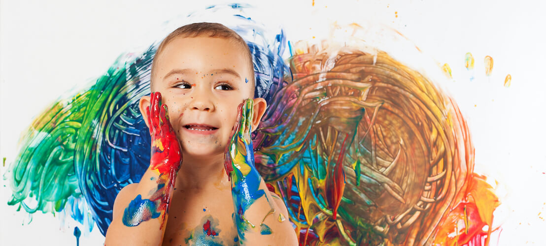 Photo d’un enfant mignon plein de peinture