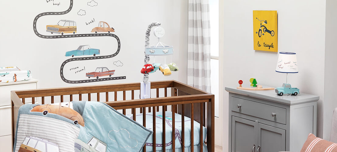 Décorer une chambre de bébé sur le thème voiture : astuces et idées !