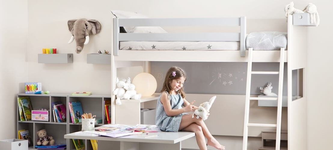 Image d’une chambre d’une petite fille aménager avec un beau lit mezzanine en bois