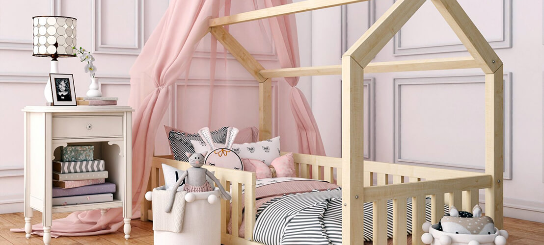 Lit cabane pour enfant en bois avec une décoration girly