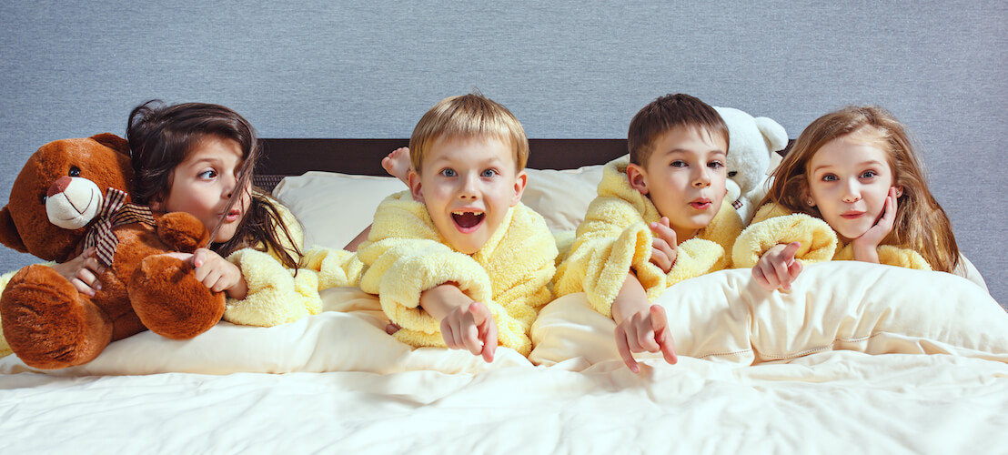 Jeunes enfants en groupe dans un lit