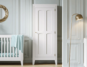 Armoire 1 porte blanche dans une chambre de bébé élégamment décorée avec un lit de bébé et une lampe dorée