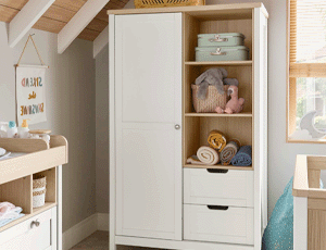 Armoire pour chambre bébé avec étagères et tiroirs