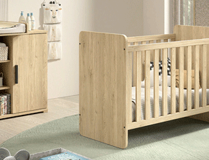 Chambre bébé Sam de Jaxx avec lit à barreaux finition chêne et commode assortie